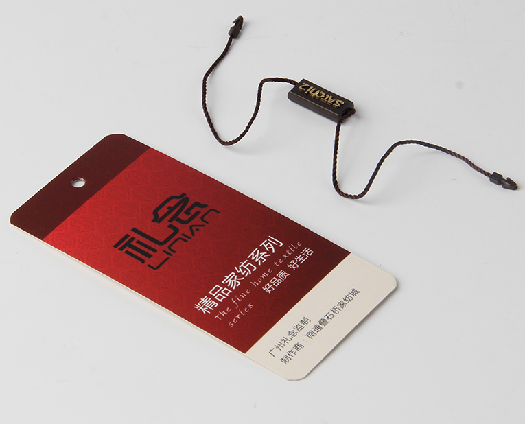 衣服吊牌在定做時(shí)出幺蛾子，制造商這樣做不懼怕劃痕