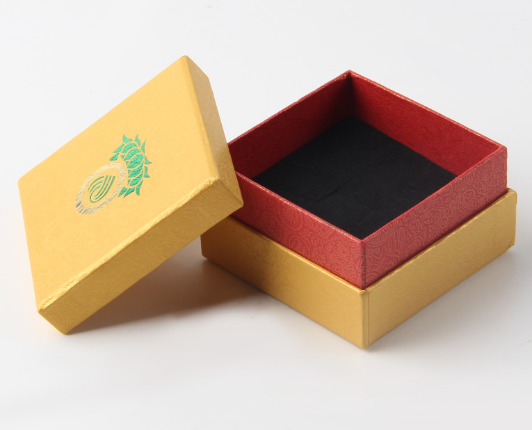 代表化妝品盒子廠(chǎng)家的老師傅，仔細(xì)比對(duì)3個(gè)小時(shí)，只為品質(zhì)