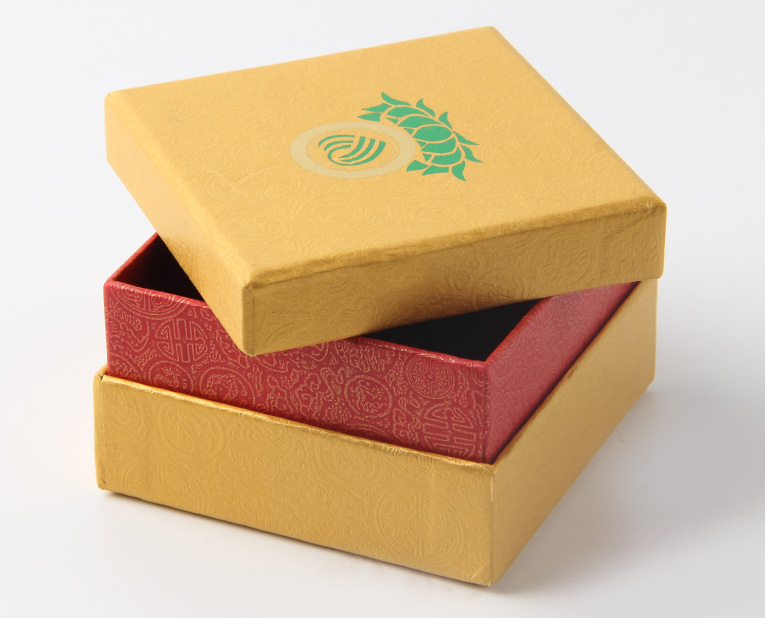代表化妝品盒子廠(chǎng)家的老師傅，仔細(xì)比對(duì)3個(gè)小時(shí)，只為品質(zhì)