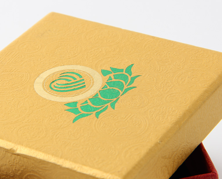 代表化妝品盒子廠(chǎng)家的老師傅，仔細(xì)比對(duì)3個(gè)小時(shí)，只為品質(zhì)