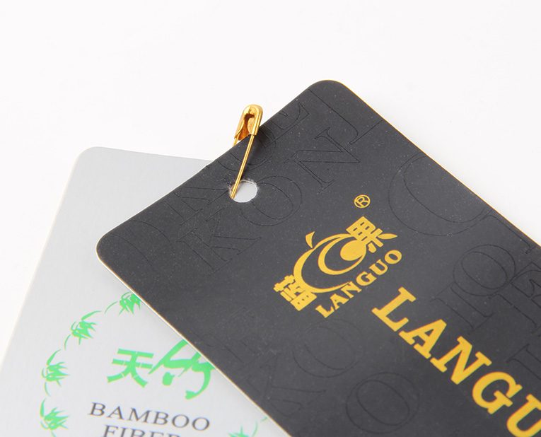 在選擇服裝紙牌定做工藝時，客人并不是最大的